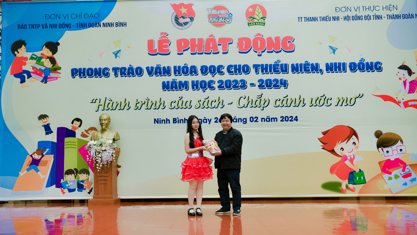 Báo TNTP&NĐ trao tặng sách, báo cho Liên đội trường Tiểu học Lê Hồng Phong.