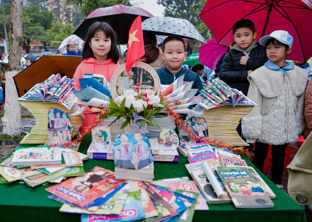 Những trang sách, báo được thầy cô và học sinh trường Tiểu học Lê Hồng Phong kỳ công sắp xếp.