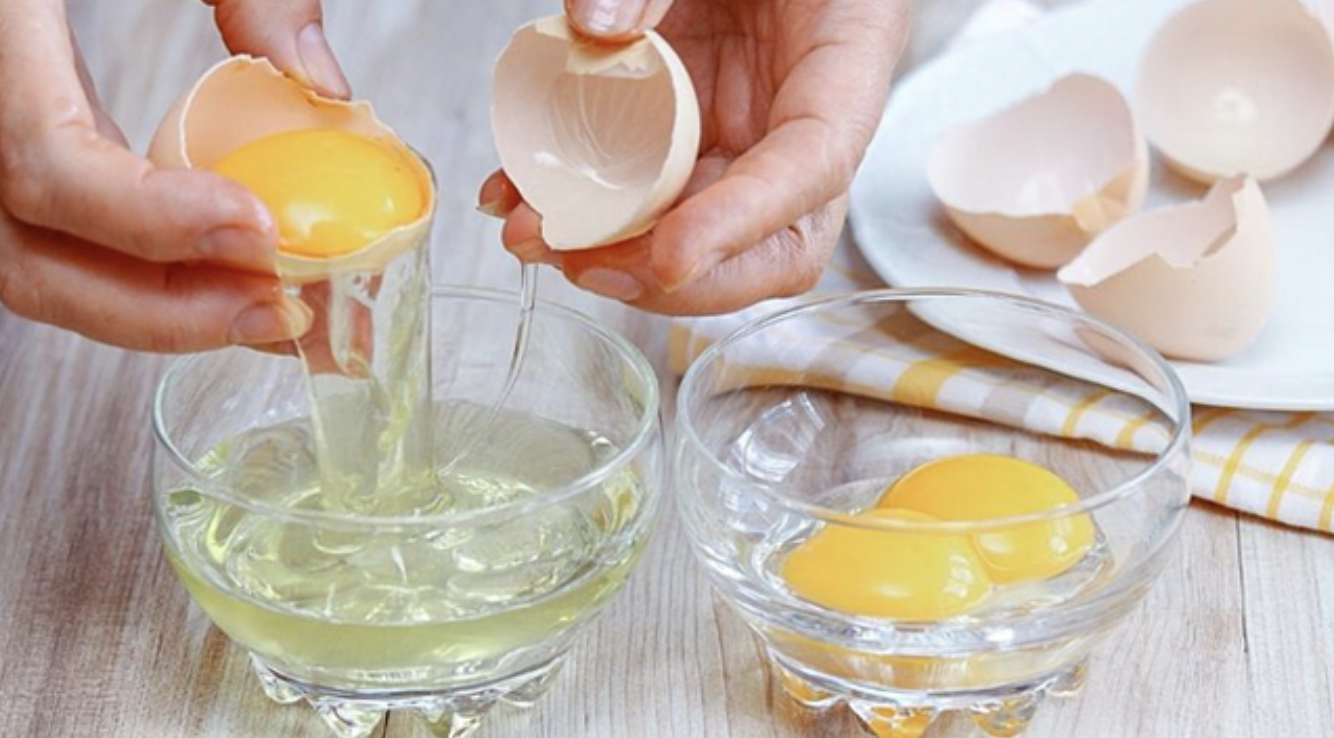 Lòng trắng trứng gà ít calo, giàu protein, thích hợp đưa vào món ăn hàng ngày của những người ăn kiêng, tập thể hình.