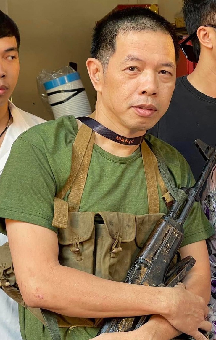 Diễn viên Thái Hòa trong trang phục du kích của vai diễn Tư Đạp