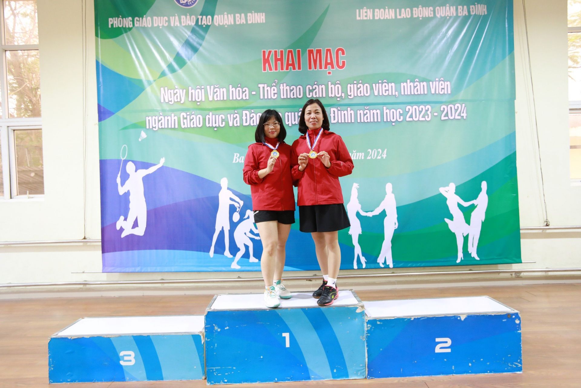 Cô Trịnh Bình An và Nguyễn Hồng Hạnh, GV trường THCS Nguyễn Trãi -Huy chương Vàng đôi nữ môn cầu lông.