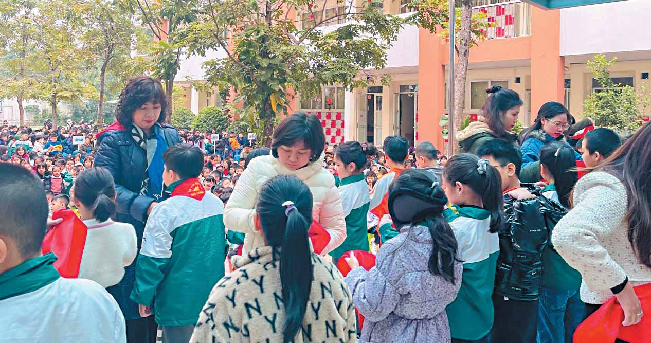 Cô giáo Đinh Tuyết Mai – Bí thư chi bộ, Hiệu trưởng nhà trường (ngoài cùng bên trái) cùng các cô giáo thực hiện nghi lễ quàng khăn đỏ cho đội viên mới