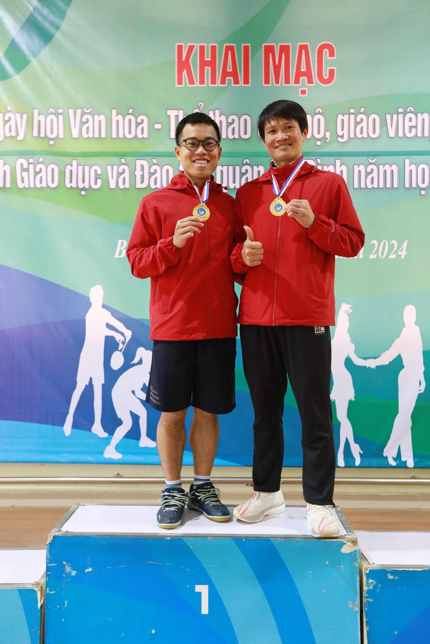 Thầy Trần Hoàng Lân và Nguyễn Hạnh Quang, GV trường THCS Nguyễn Trãi -Huy chương Vàng đôi nam môn cầu lông