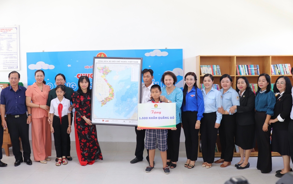 Trao tặng 1.500 khăn quàng đỏ là quà tặng của Thủ tướng Chính phủ cho thiếu nhi tỉnh Bến Tre và 30 bản đồ Việt Nam hưởng ứng Cuộc vận động Tự hào một dải non sông.
