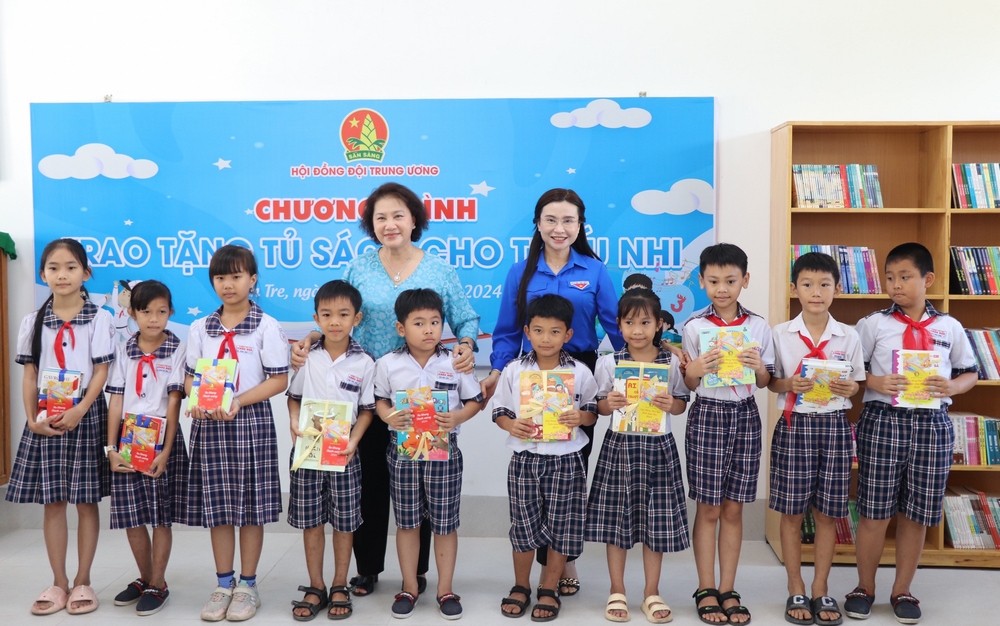 Bác Nguyễn Thị Kim Ngân và chị Nguyễn Phạm Duy Trang tặng học bổng và sách cho thiếu nhi có hoàn cảnh khó khăn.