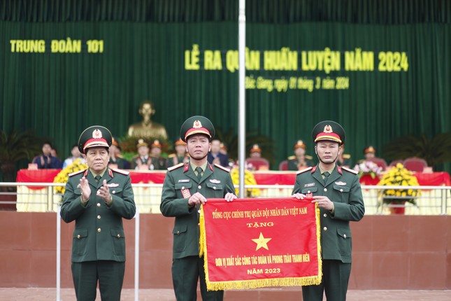 Thiếu tướng Nguyễn Đức Hưng - Bí thư Đảng ủy, Chính ủy Quân Đoàn 12 tặng cờ thi đua cho Trung đoàn BB 101