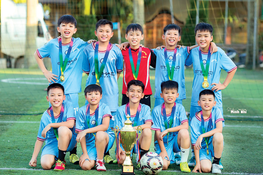 Đội bóng đá của trường xuất sắc giành cup vàng tại “Đại hội Thể dục - Thể thao học sinh phổ thông năm học 2022-2023” huyện Hương Sơn.