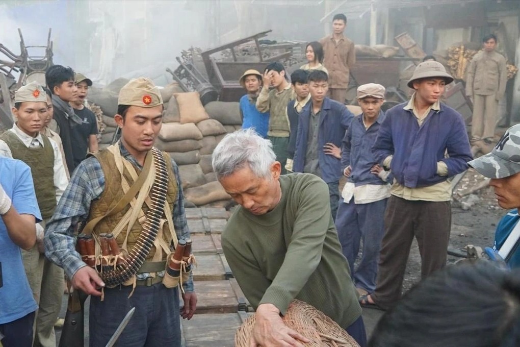 Hậu trường phim
“Đào, phở và piano”,
đạo diễn Phi Tiến Sơn
(tóc trắng) đang
hướng dẫn diễn viên.