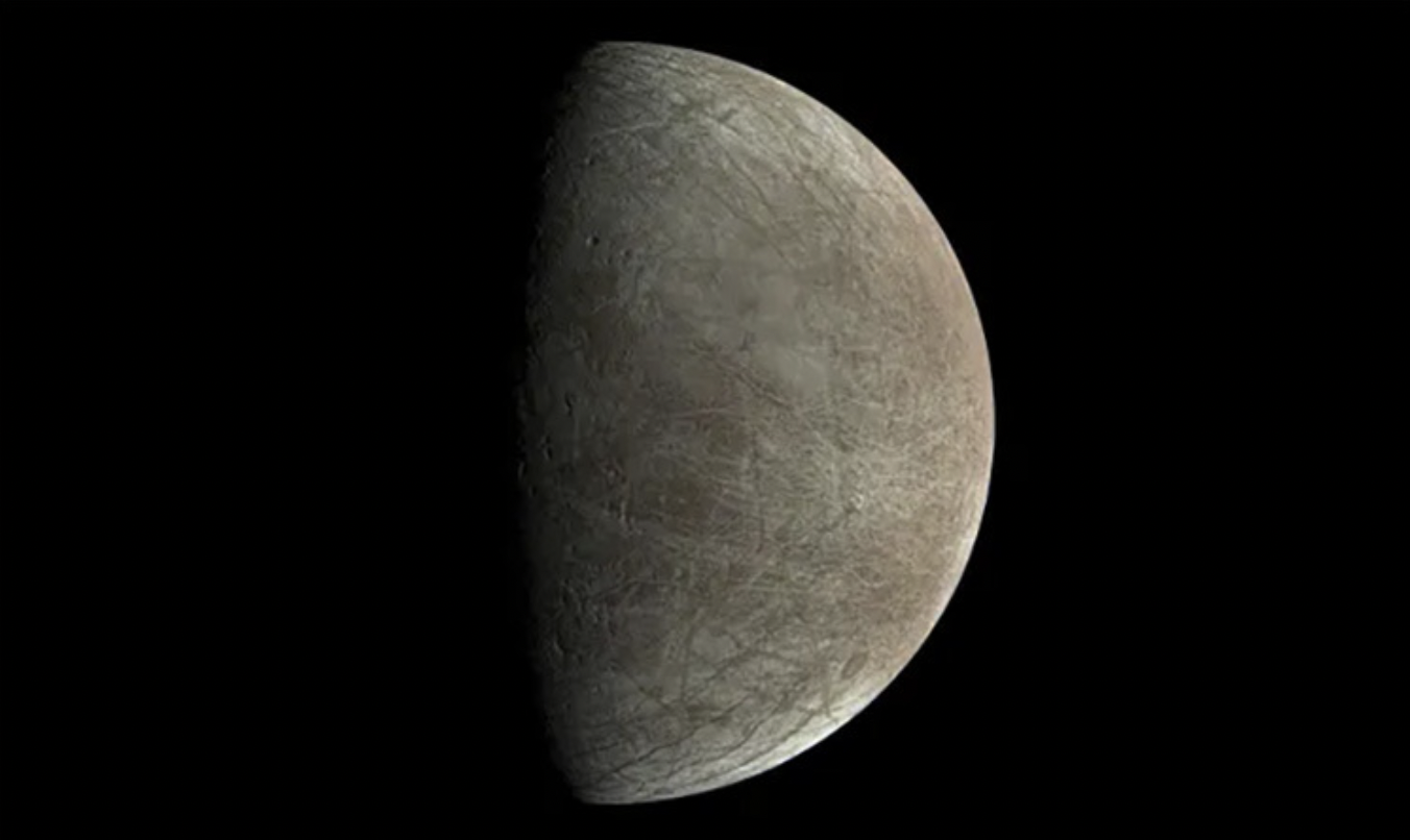 Hình ảnh mặt trăng Europa của sao Mộc do tàu Juno chụp năm 2022 từ khoảng cách 1.500 km. 