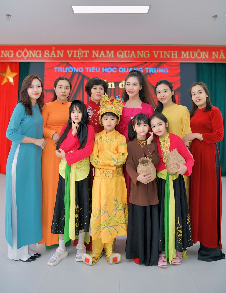 Hoạt động có sự tham dự của cô Hiệu trưởng và cô giáo phụ trách khối 3 trường Tiểu học Quang Trung.