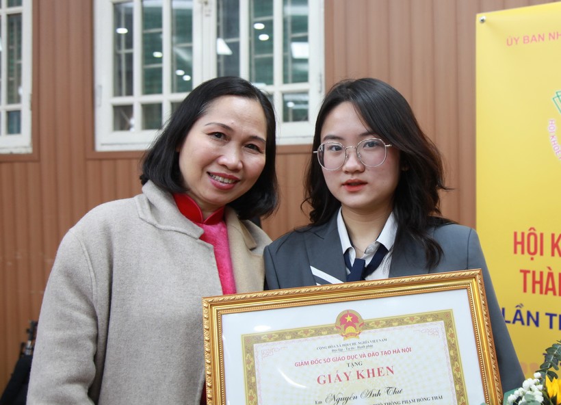 Học sinh Nguyễn Anh Thư và mẹ.