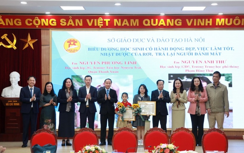Đại diện lãnh đạo các cơ quan Hà Nội trao thưởng cho hai học sinh có hành động đẹp, nhặt được của rơi trả lại người đánh mất.