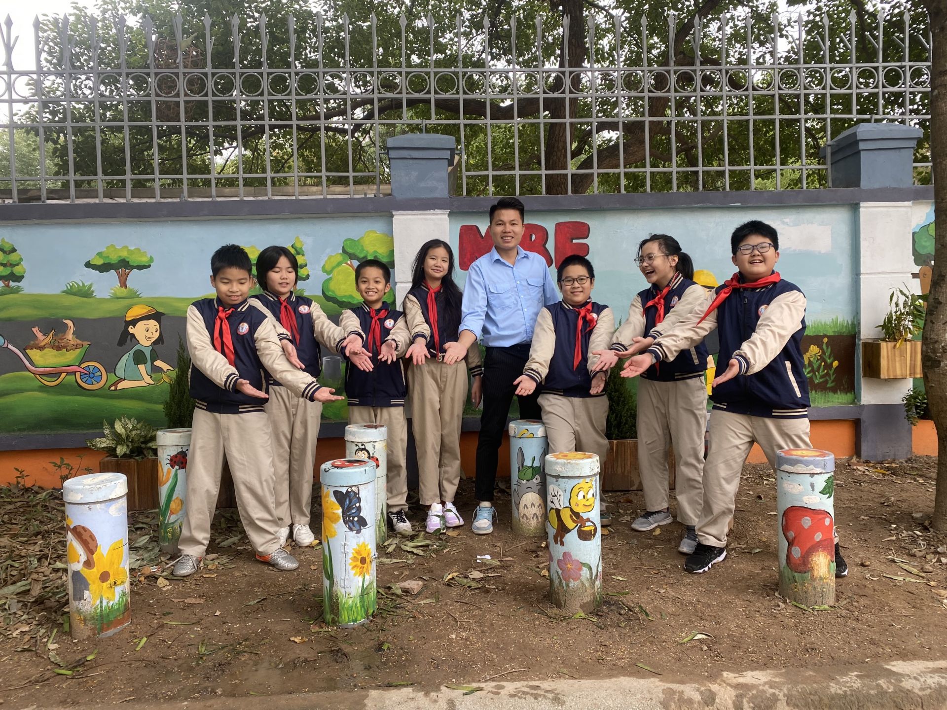 Thầy Đinh Công Thành cùng học sinh hưởng ứng phong trào bảo vệ môi trường tại trường Tiểu học Trung Yên.