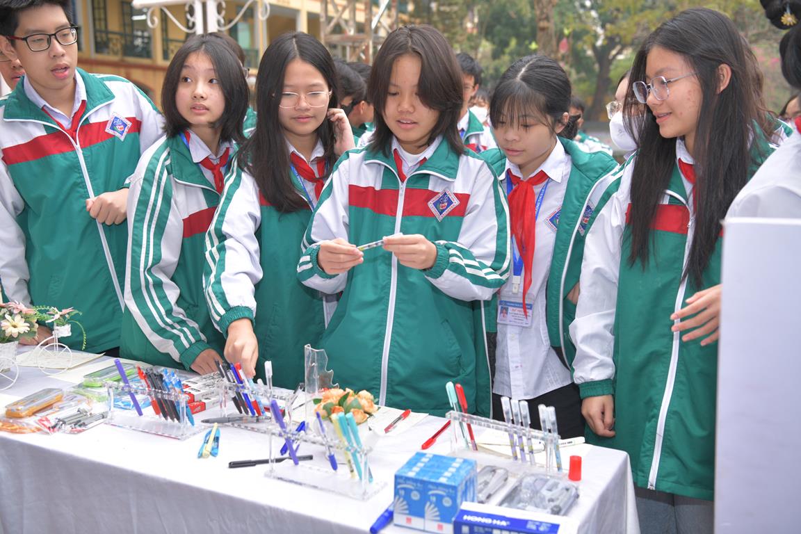 Học sinh trường THCS Lê Quý Đôn trải nghiệm các sản phẩm văn phòng phẩm của Công ty Hồng Hà.