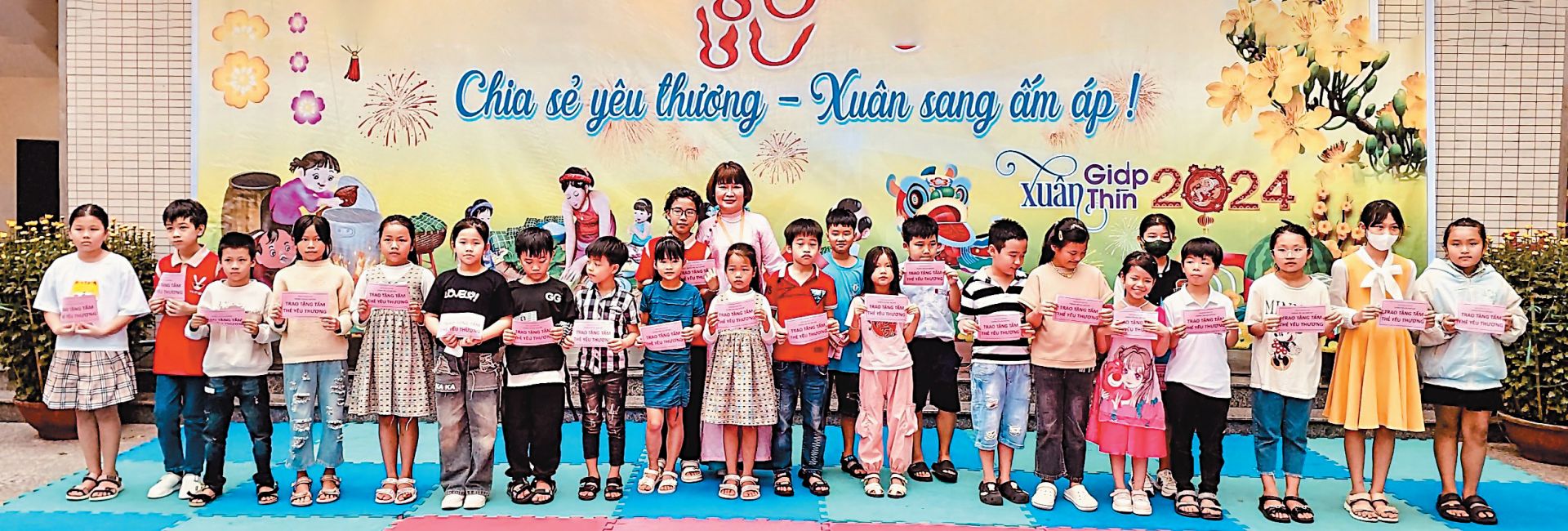Cô Hiệu trưởng Lê Thị Em trao phiếu bảo hiểm tượng trưng cho 30 học sinh trong năm học 2023-2024