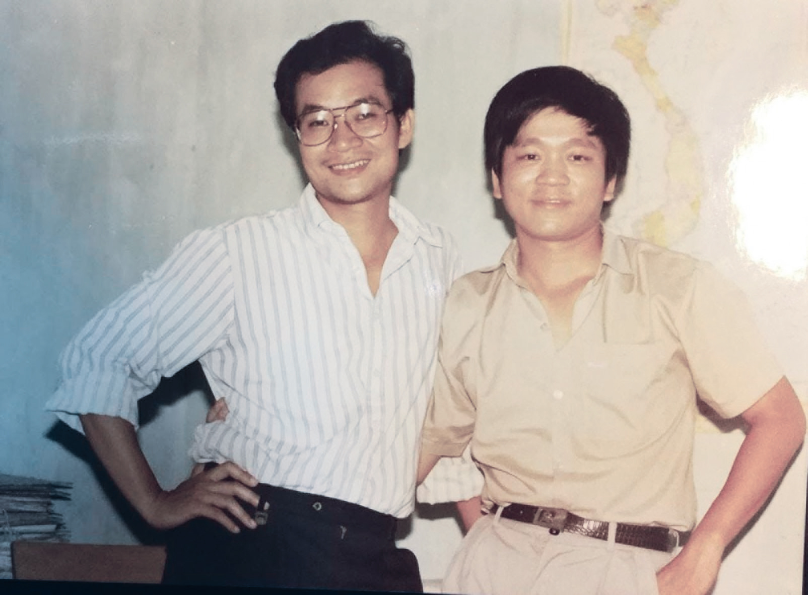 Nhà báo Nguyễn Huy Thắng (người đeo
kính) và nhà báo Nguyễn Trọng Huấn khi
còn công tác tại báo TNTP.