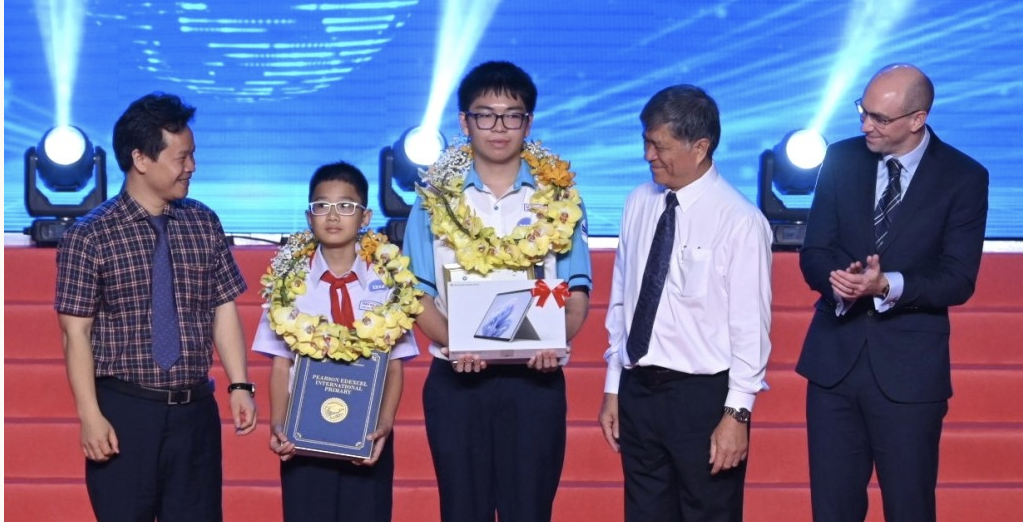 Khôi Nguyên (thứ hai từ trái qua) được vinh danh tại lễ trao chứng chỉ.