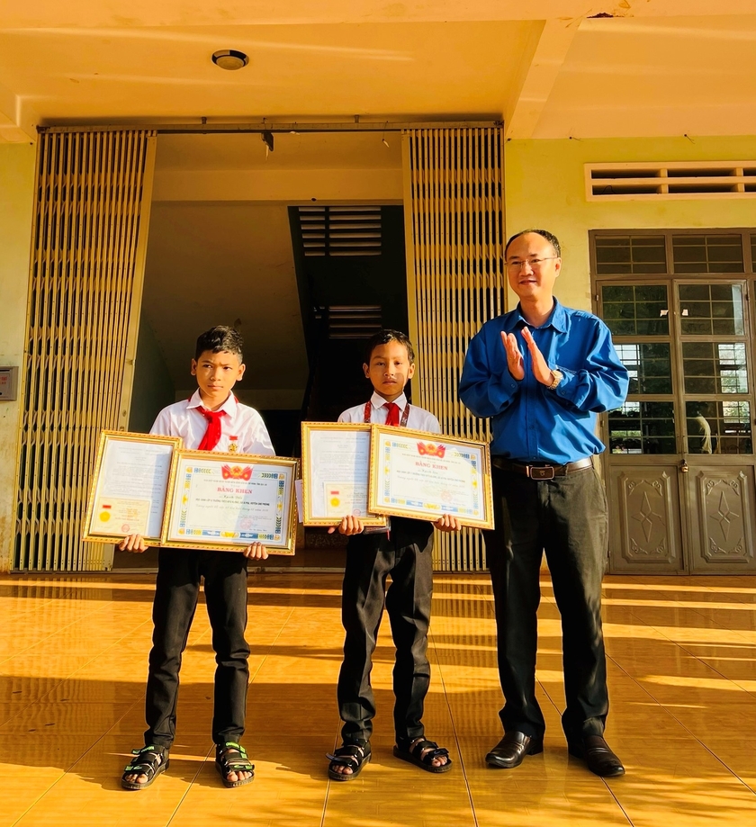 Anh Phan Hồ Giang, Phó Bí thư Thường trực Tỉnh Đoàn Gia Lai đã trao huy hiệu “Tuổi trẻ dũng cảm” cho 2 học sinh.
