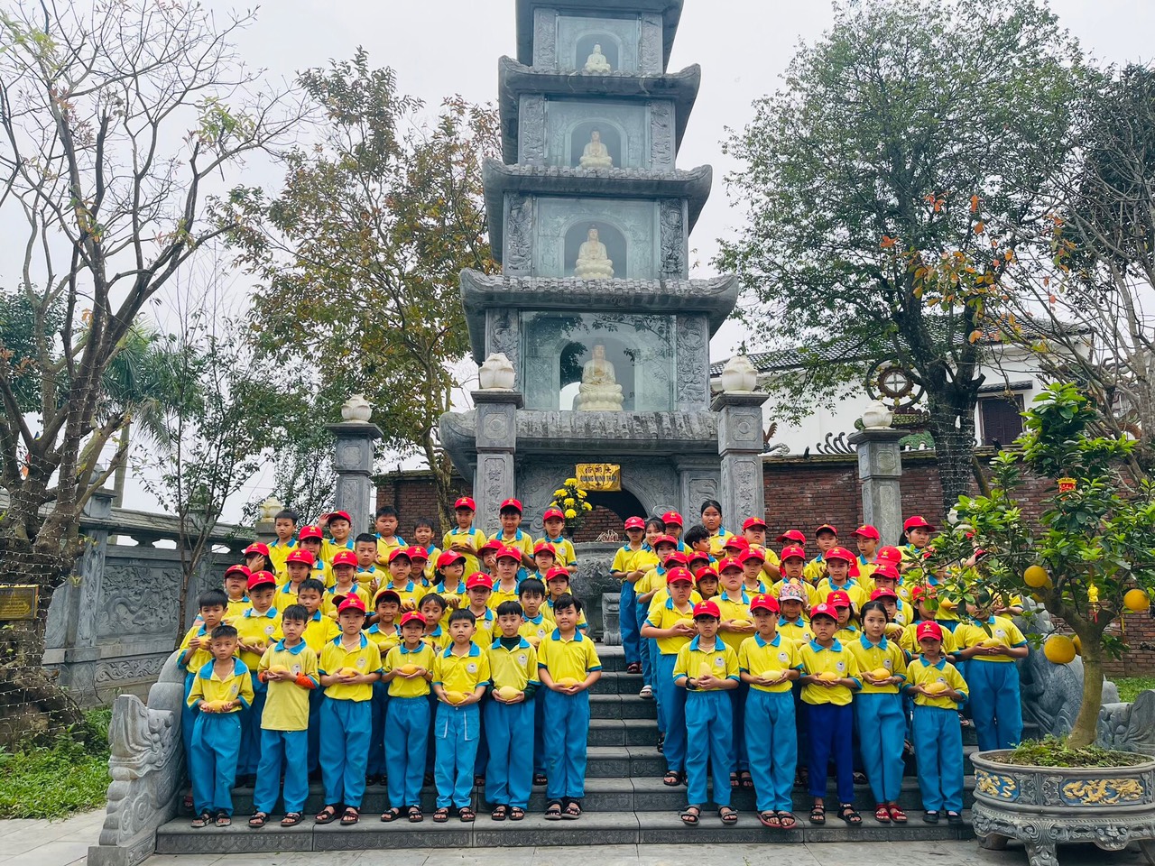 Học sinh trường TH Xuân Yên (Nghi Xuân, Hà Tĩnh) tham quan trải nghiệm và dâng hương tại Đền Trần
