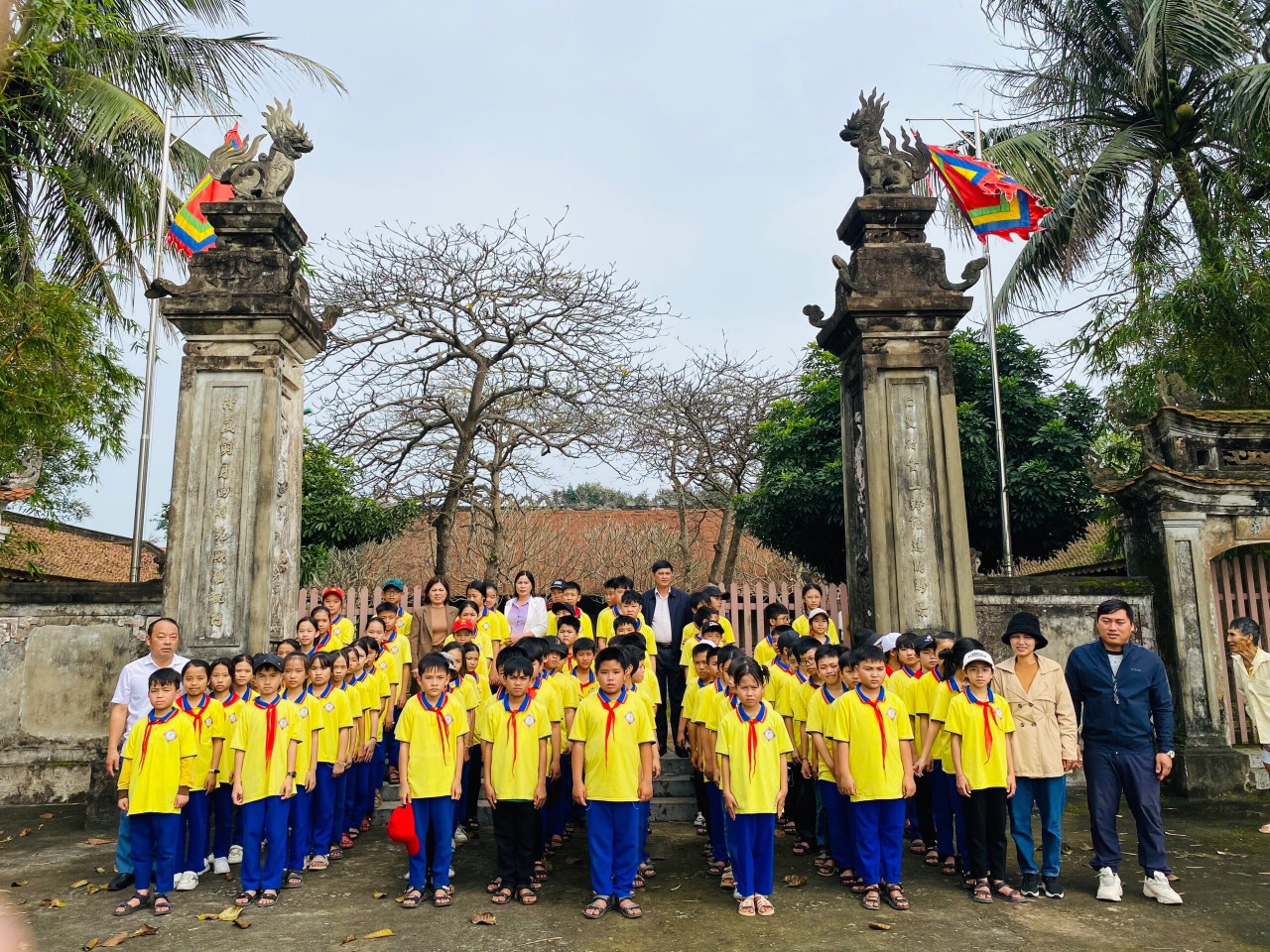 Học sinh trường TH Đan Trường (Nghi Xuân, Hà Tĩnh) tham quan khu di tích Quốc gia Đình Hội Thống