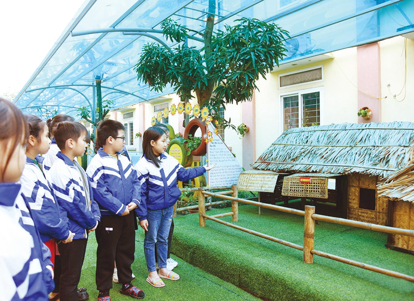 Vườn lịch sử không chỉ là nơi giúp học sinh học môn Lịch sử, mà còn là địa
điểm nhà trường tổ chức học và thi thuyết trình song ngữ Việt - Anh dành
cho khối lớp 2 đến lớp 5 về cuộc đời và sự nghiệp của Chủ tịch Hồ Chí Minh.