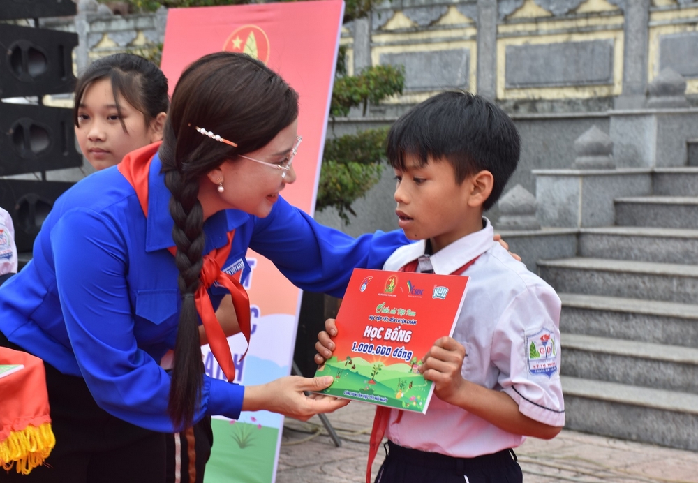 Đồng chí Nguyễn Phạm Duy Trang trao tặng học bổng cho các em thiếu nhi có hoàn cảnh khó khăn