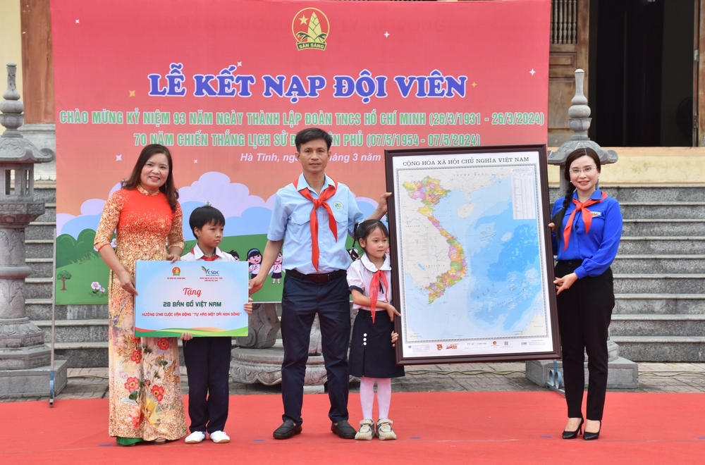 Trao tặng bản đồ Việt Nam hưởng ứng cuộc vận động "Tự hào một dải non sông" cho trường Tiểu học Lý Tự Trọng