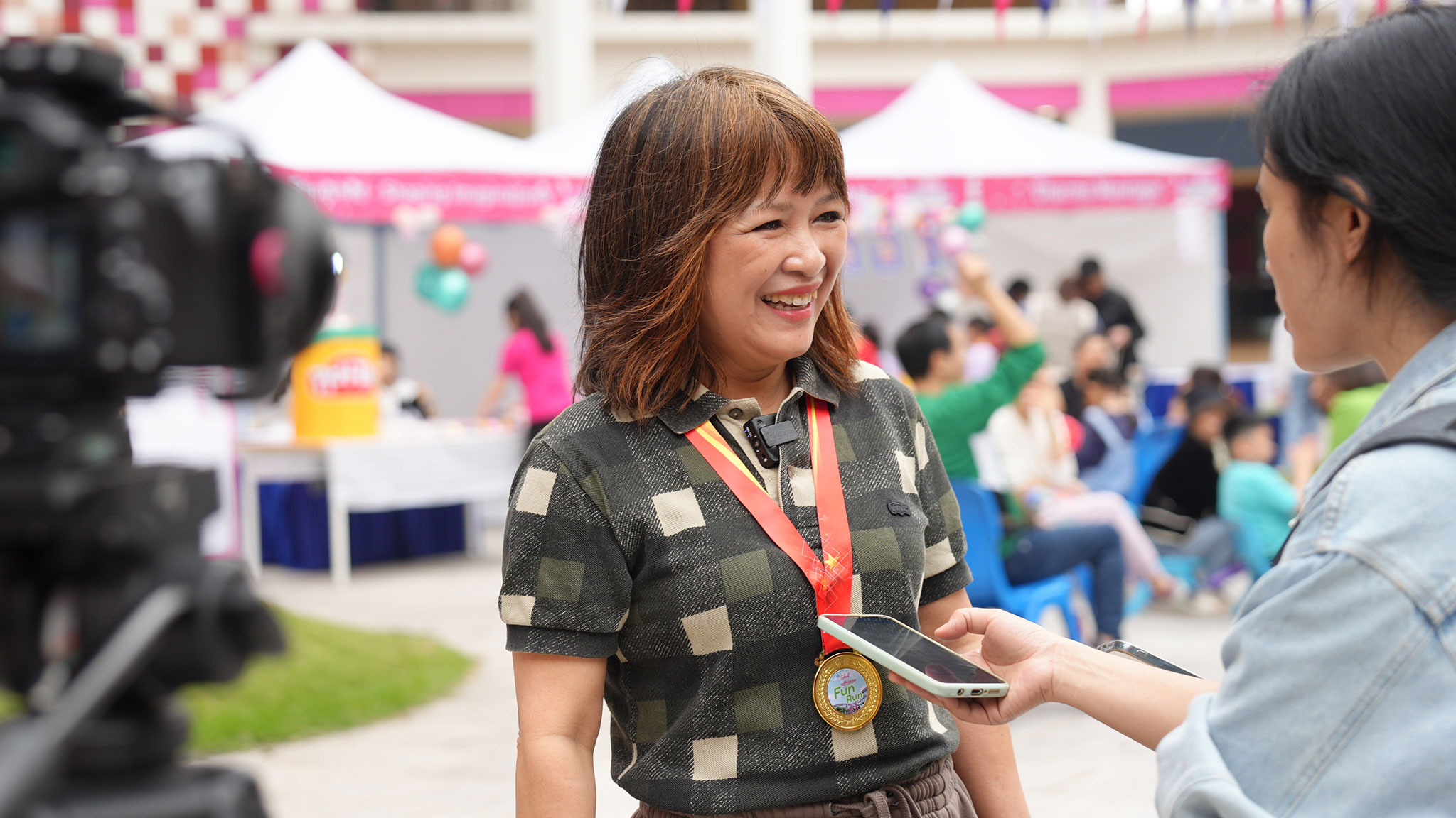 Bà Trần Thị Quyên - Giám đốc nhân sự Tập đoàn TH trong không khí hạnh phúc tại Lễ hội