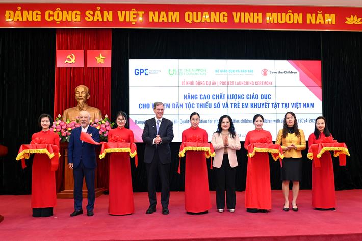 Đại diện 4 đơn vị phối hợp cắt băng khởi động dự án nâng cao chất lượng giáo dục cho trẻ em dân tộc thiểu số và trẻ em khuyết tật tại Việt Nam