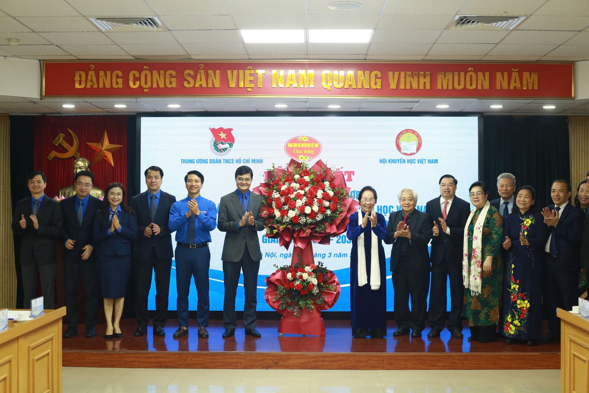 Hội Khuyến học Việt Nam cũng các đồng chí lãnh đạo Hội Khuyến học Việt Nam tặng hoa chúc mừng Ban Bí thư TƯ Đoàn nhân dịp kỷ niệm 93 năm ngày thành lập Đoàn TNCS Hồ Chí Minh