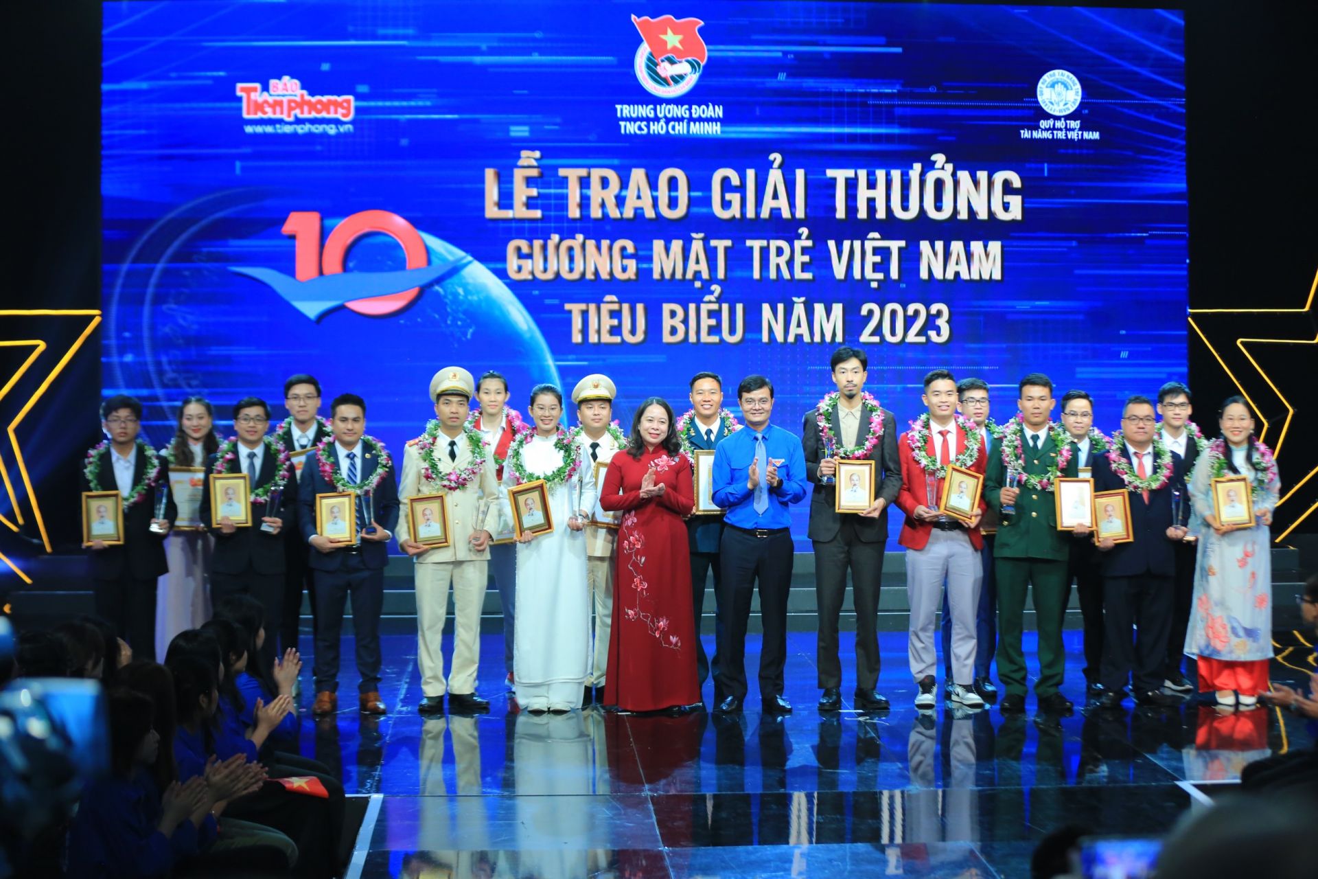 Quyền Chủ tịch nước Võ Thị Ánh Xuân và Bí thư thứ nhất T.Ư Đoàn Bùi Quang Huy trao giải thưởng cho 10 gương mặt trẻ Việt Nam tiêu biểu.
