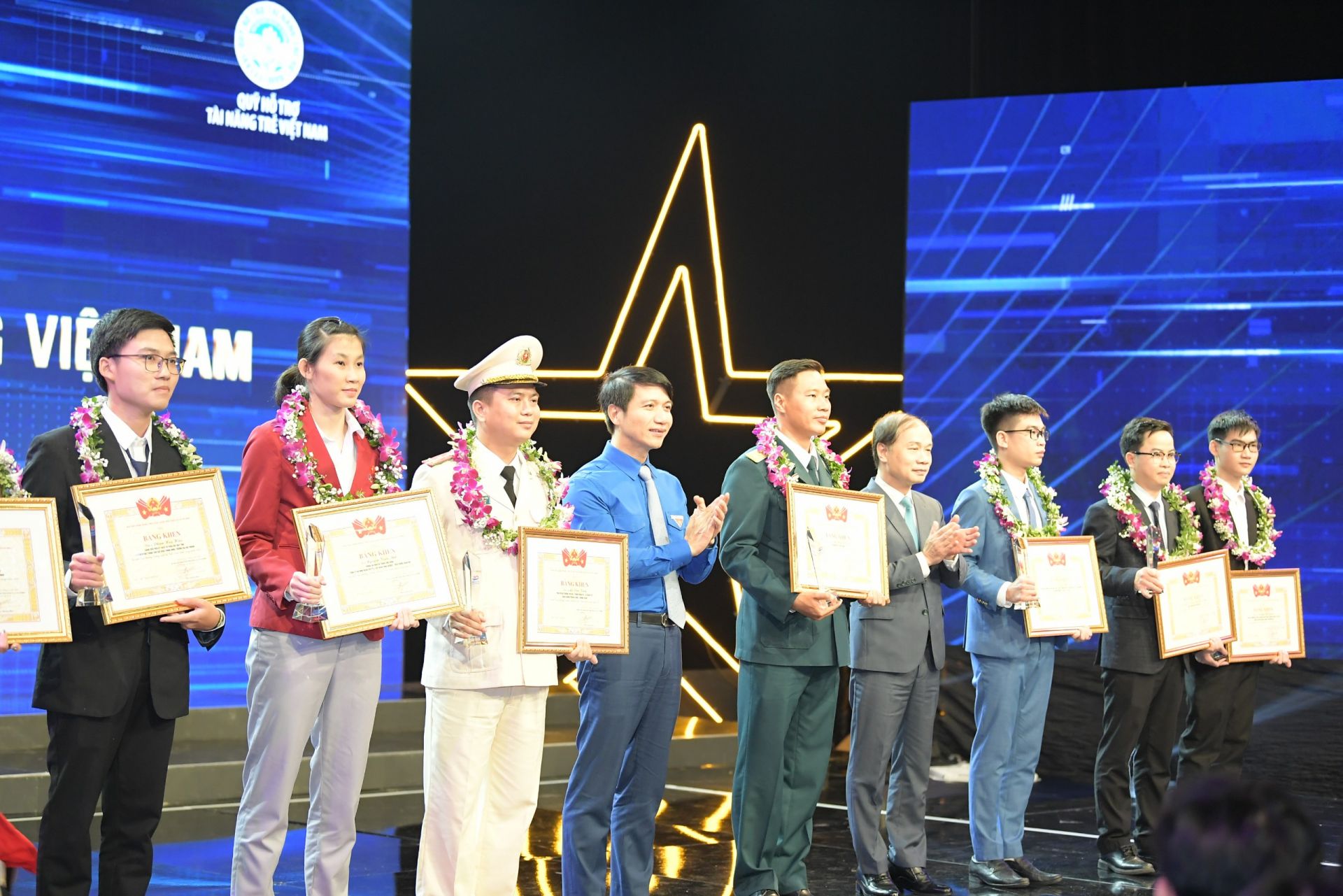 Ban Tổ chức trao 9 giải thưởng Gương mặt trẻ Việt Nam triển vọng.