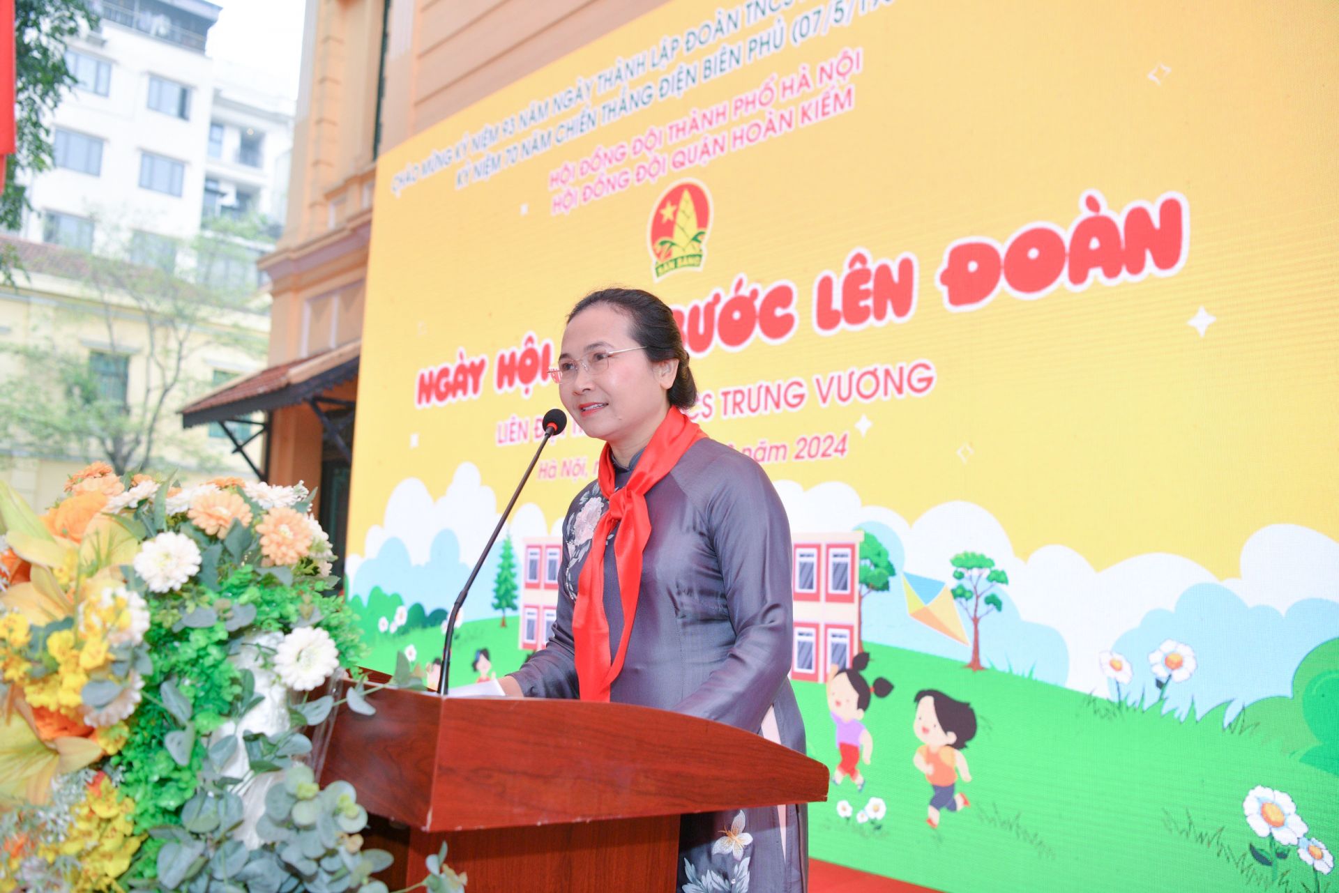nhà giáo Nguyễn Thị Thu Hà - Hiệu trưởng trường THCS Trưng Vương phát biểu tại buổi lễ.