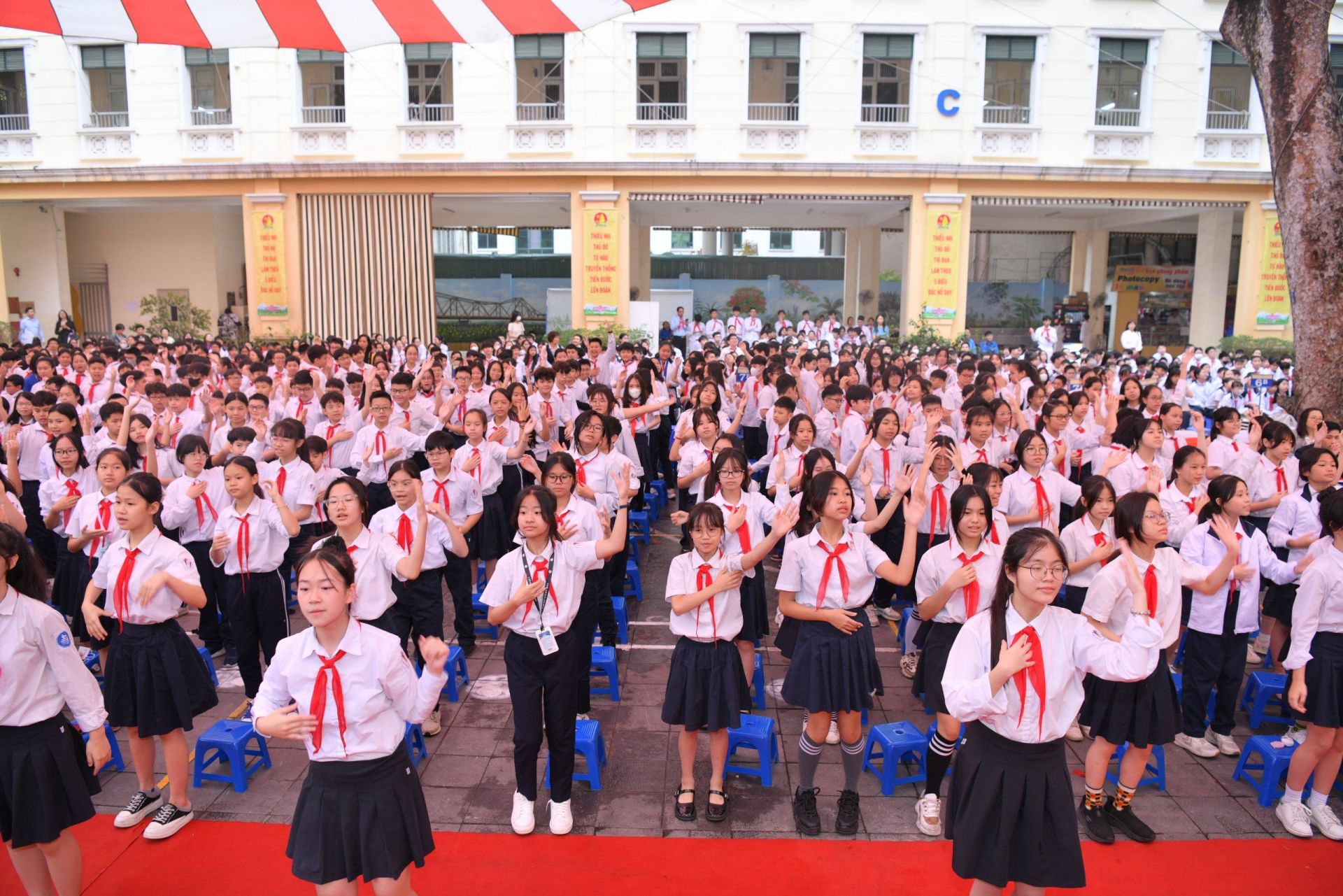 Học sinh trường THCS Trưng Vương đồng diễn “Tiếp bước dưới cờ Đoàn - Khi nào mình lớn”.