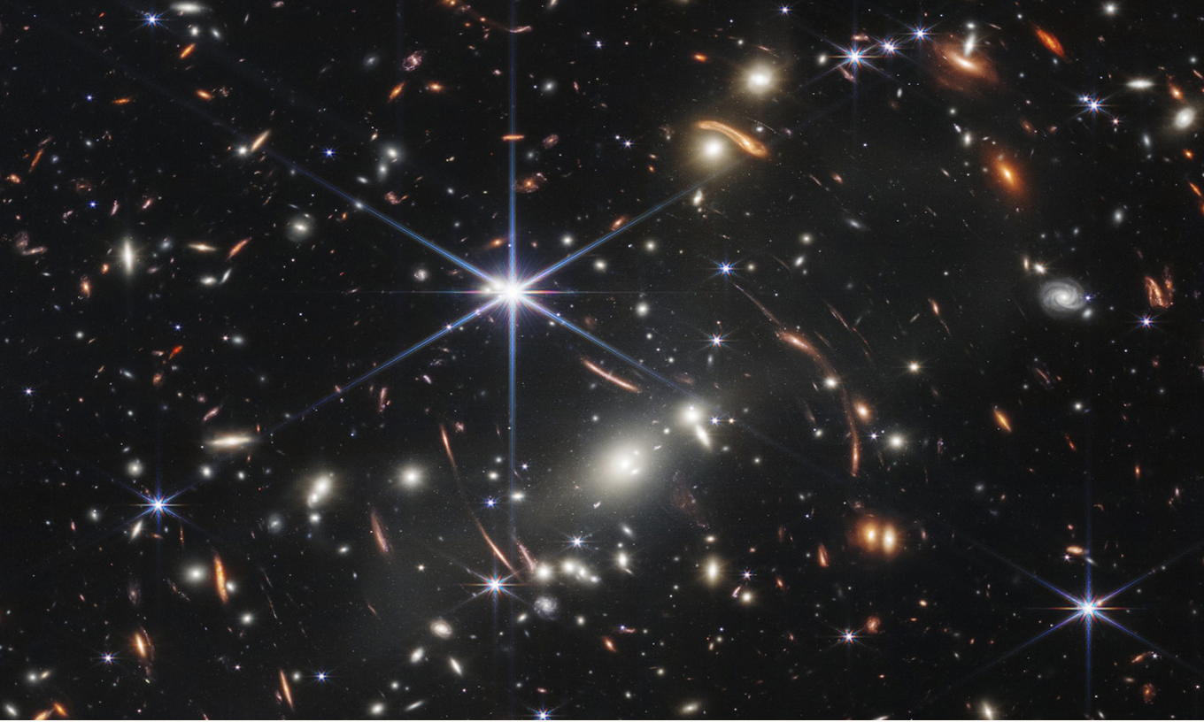 Một vùng thiên hà xa xôi do kính viễn vọng không gian James Webb chụp.