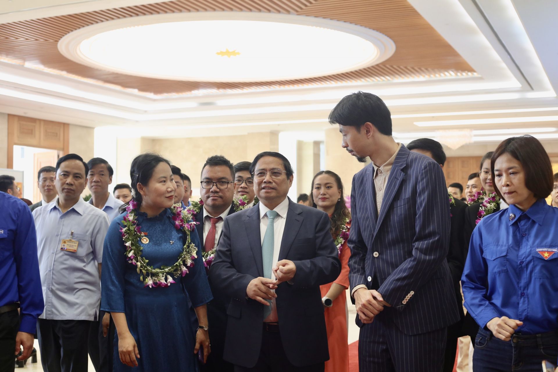 Thủ tướng Phạm Minh Chính trò chuyện cùng các gương mặt trẻ Việt Nam tiêu biểu.