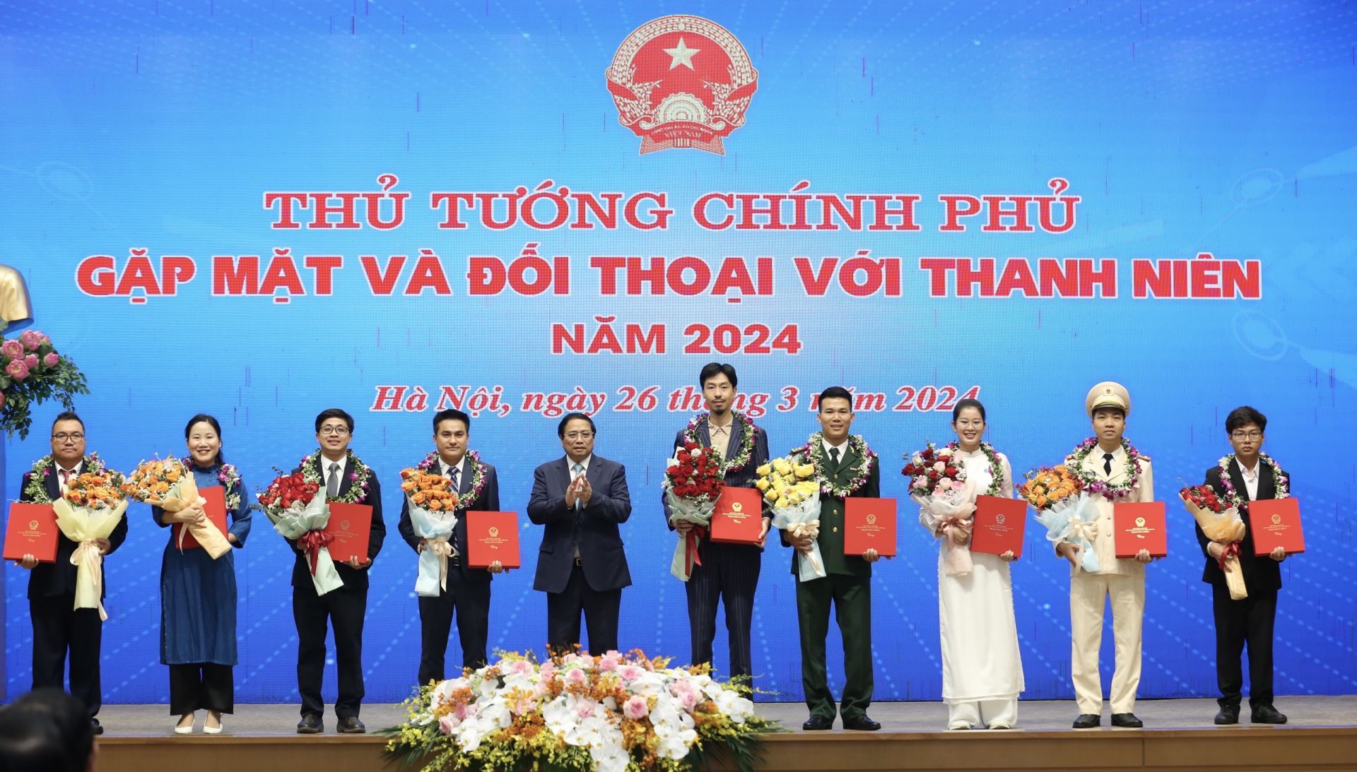 Anh Đen cùng 9 gương mặt trẻ Việt Nam tiêu biểu được Thủ tướng Chính phủ trao Bằng khen.