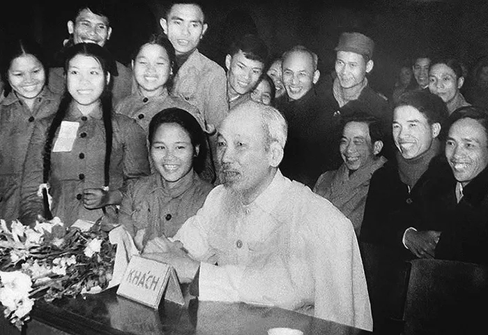 Ngày 12-1-1967, tại Thủ đô Hà Nội, Chủ tịch Hồ Chí Minh đến thăm Đại hội thi đua các Đội Thanh niên xung phong chống Mỹ, cứu nước. Ảnh: TTXVN