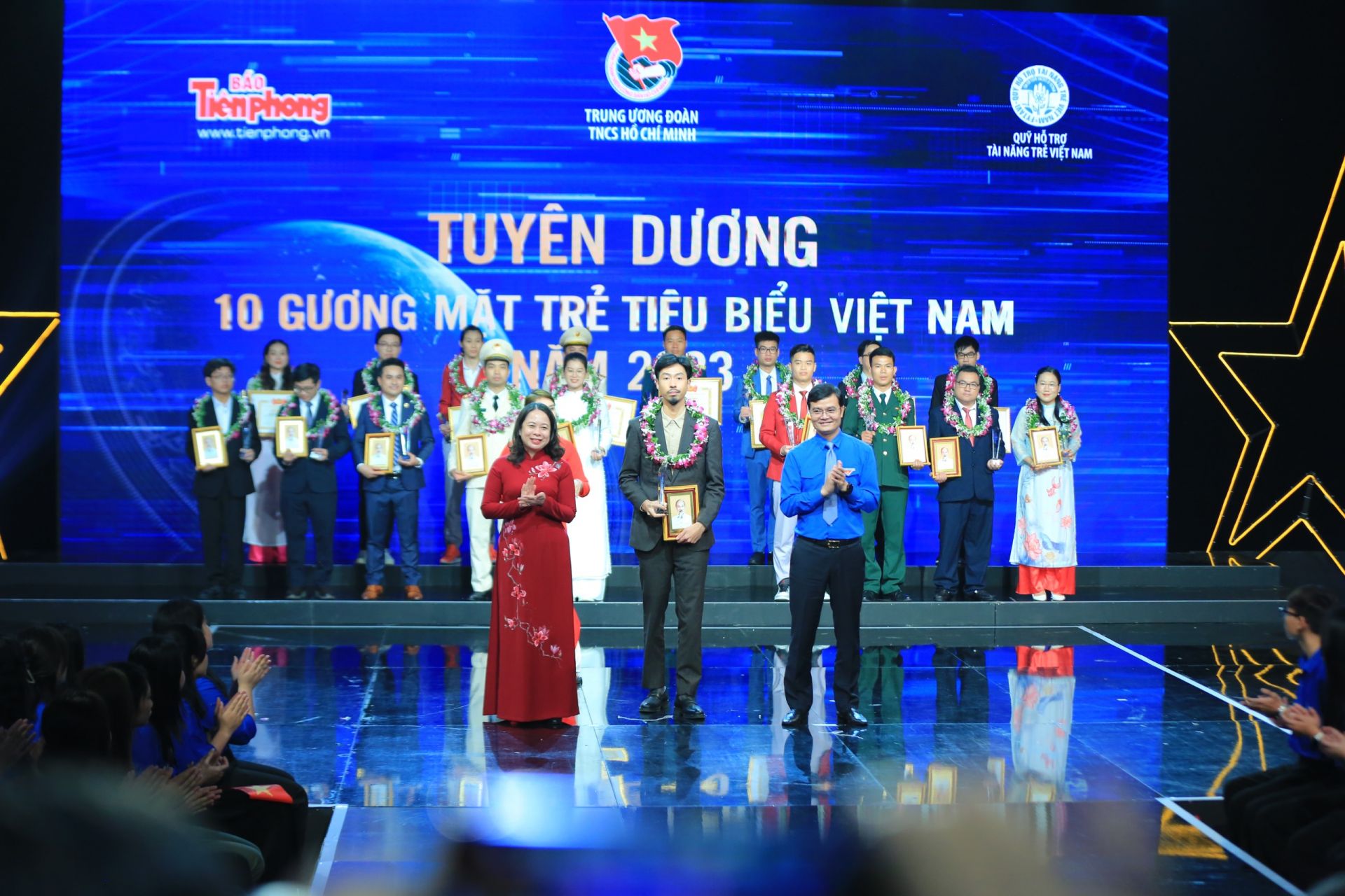 Anh Đen nhận giải thưởng tại Lễ tuyên dương 10 gương mặt trẻ Việt Nam tiêu biểu.