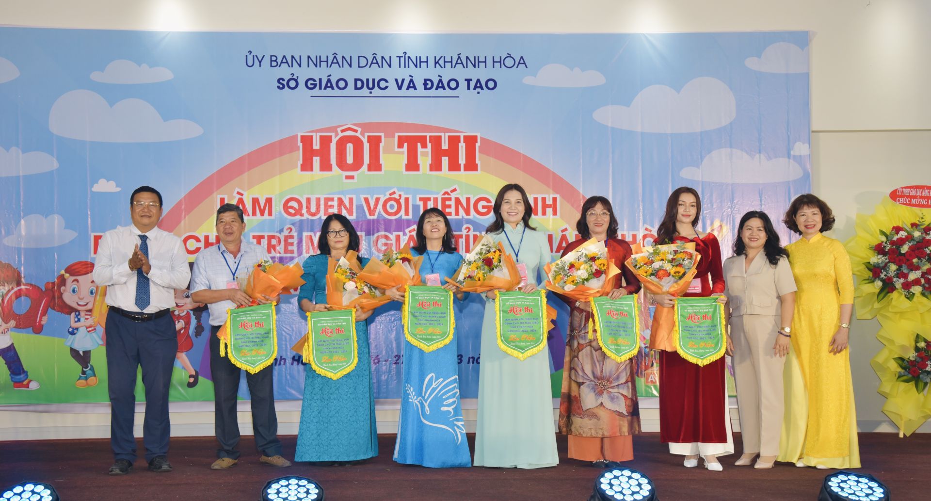 Nhà giáo Võ Hoàn Hải – Giám đốc Sở Giáo dục và Đào tạo tỉnh Khánh Hòa, trưởng ban tổ chức cùng các cô chú lãnh đạo tỉnh trao cờ lưu niệm cho các đơn vị Phòng Giáo dục và đạo tạo tham gia hội thi.
