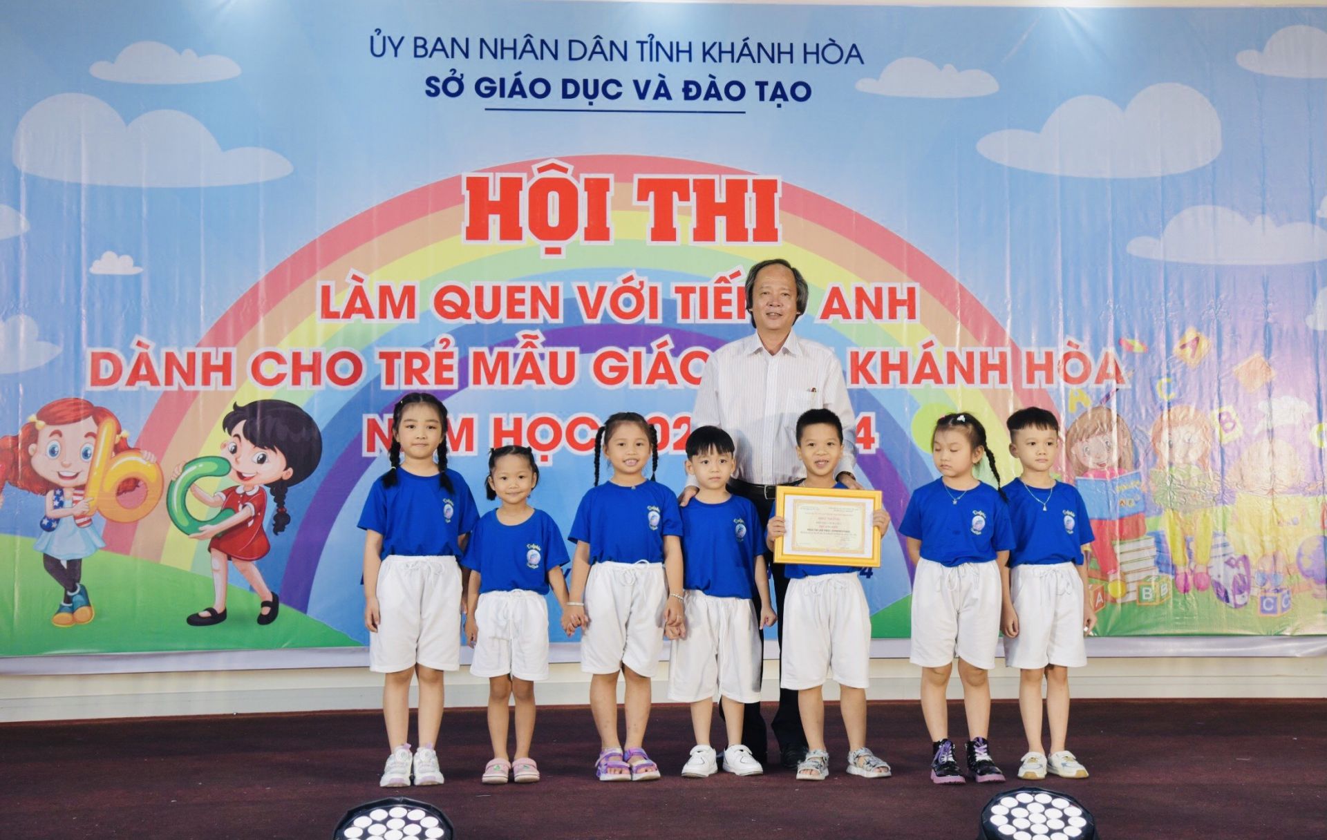 Chú Đỗ Hữu Quỳnh - Phó Giám đốc Sở Giáo dục và Đào tạo tỉnh Khánh Hòa trao Giải Nhất tập thể ở phần thi giới thiệu cho đội Cam Ranh 2.