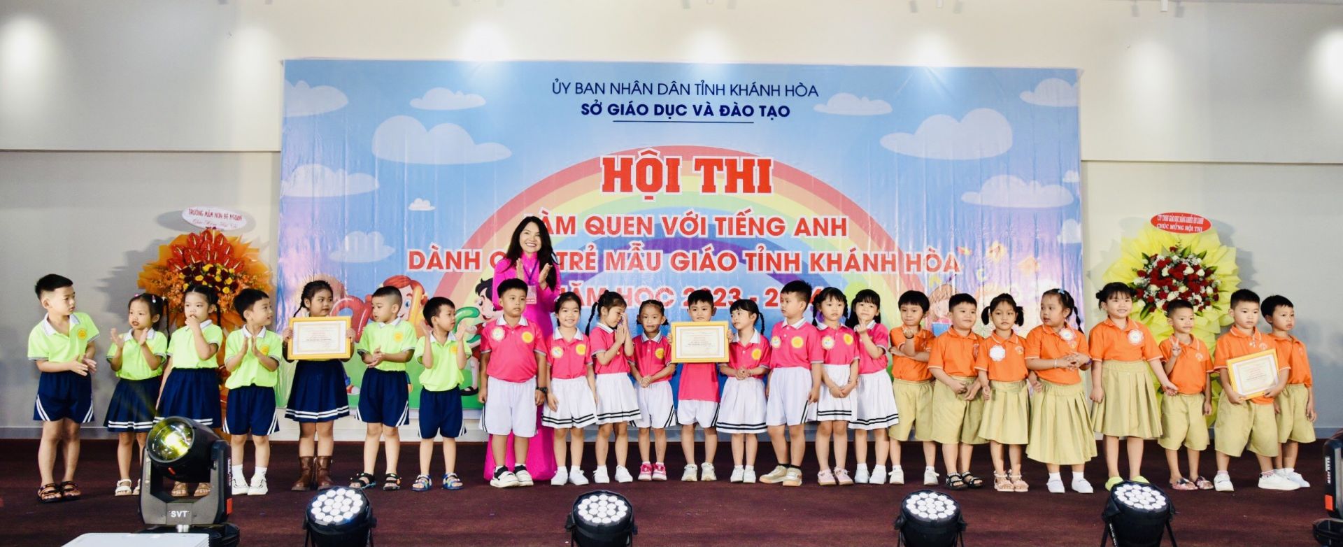 Nhà giáo Phan Thị Huế, Phó trưởng phòng GDMN- GDTH trao giải cho các đội thi.
