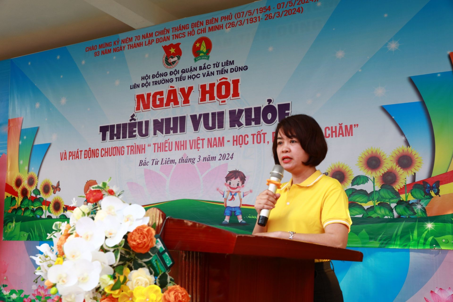 Cô Nguyễn Thị Thảo - Bí thư chi bộ, Hiệu trưởng nhà trường lên phát biểu khai mạc chương trình. 