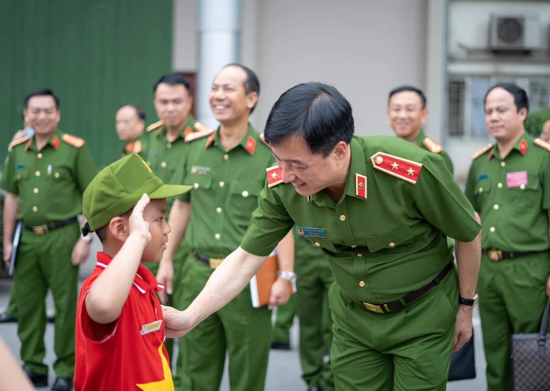 Thứ trưởng Bộ Công an Nguyễn Duy Ngọc thăm hỏi, động viên các chiến sĩ nhí.