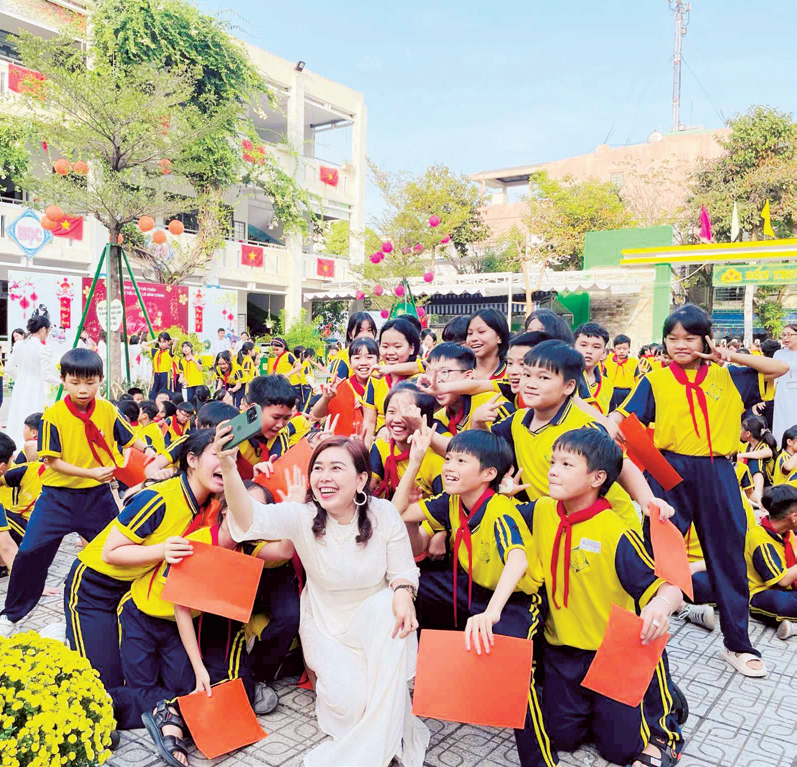 Cô Huỳnh Thị Thu Nguyệt
Hiệu trưởng nhà trường
hạnh phúc bên các
học trò thân yêu.