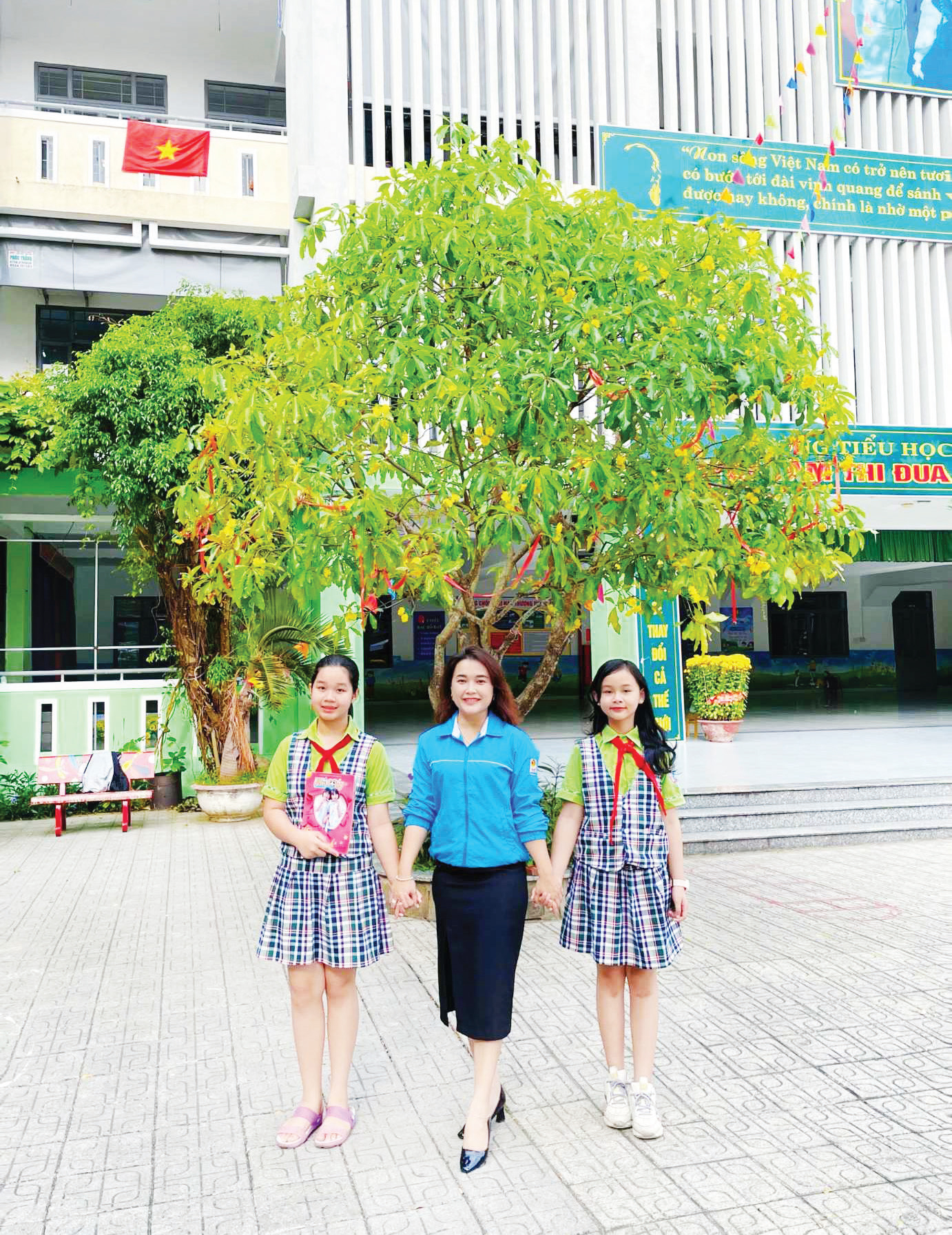 Cô Nguyễn Thị Hải Vân
Giáo viên, Tổng phụ trách Đội
cùng các bạn Đội viên.