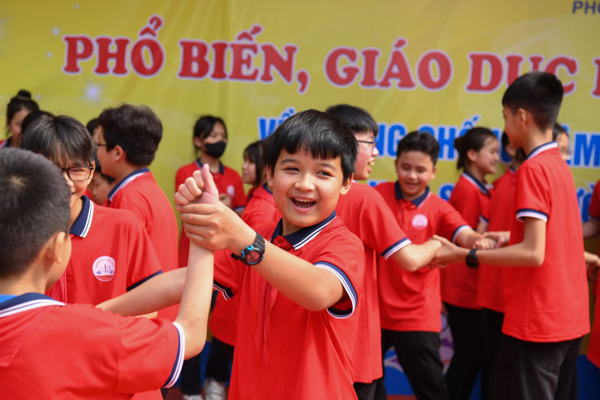 Ngoài được giáo dục kỹ năng sống, học sinh trường THCS Thiệu Khánh có thêm niềm vui qua các hoạt động vui chơi, hỏi đáp.