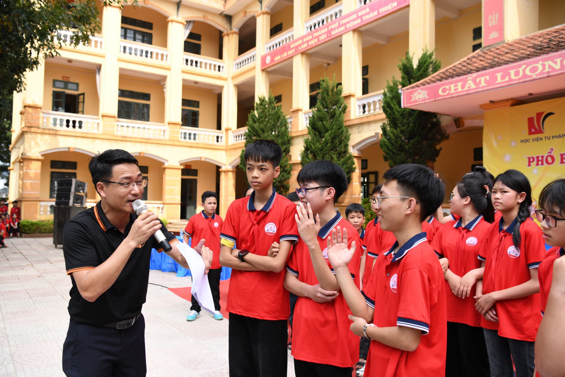 Thầy Nguyễn Văn Quyết - Phó Hiệu trưởng trường Tiểu học Dịch Vọng B đảm nhiệm vai trò tổ chức trò chơi cho học sinh.