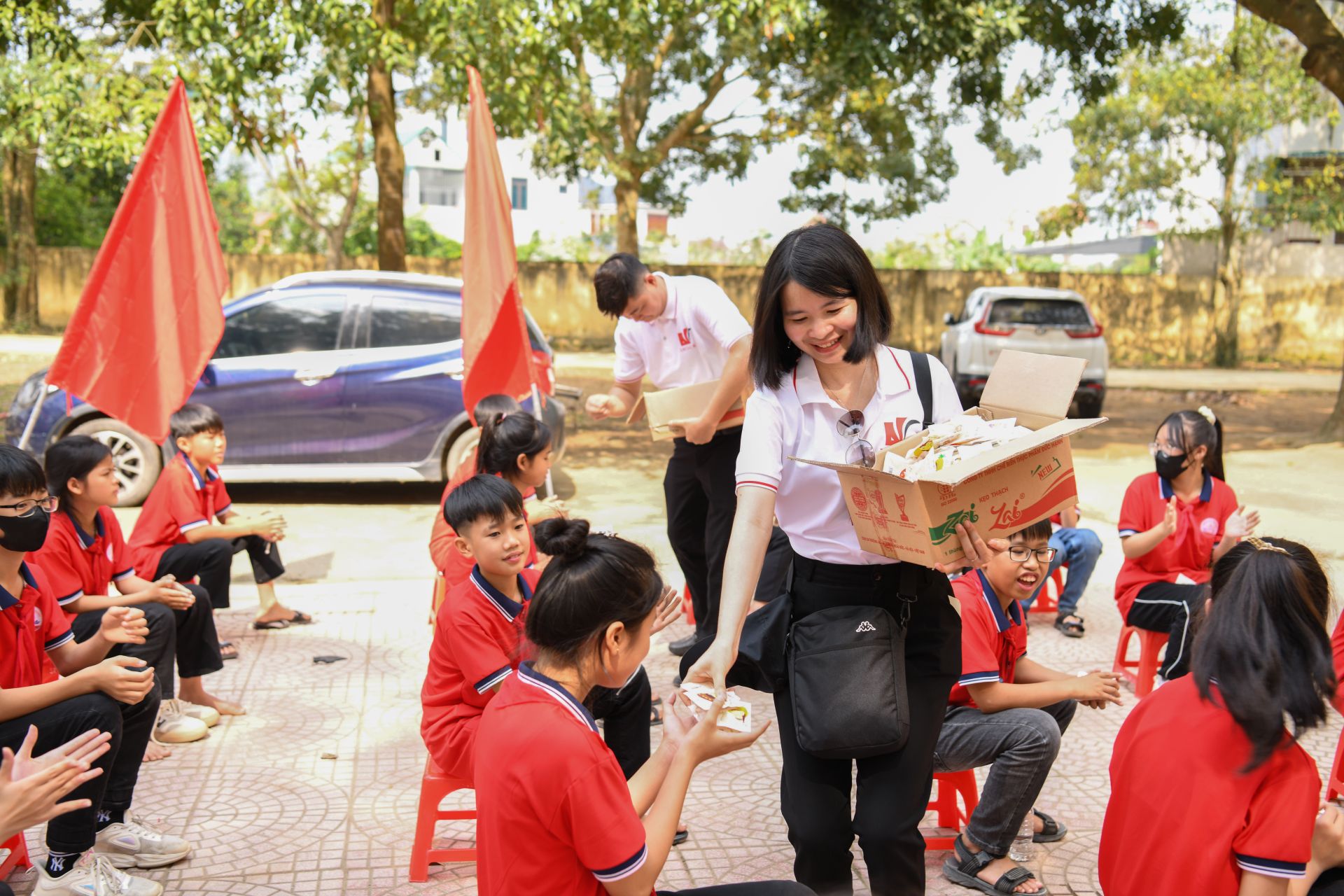 Cán bộ, học viên trường Học viên Tư pháp trao quà cho học sinh trường Thiệu Khánh.