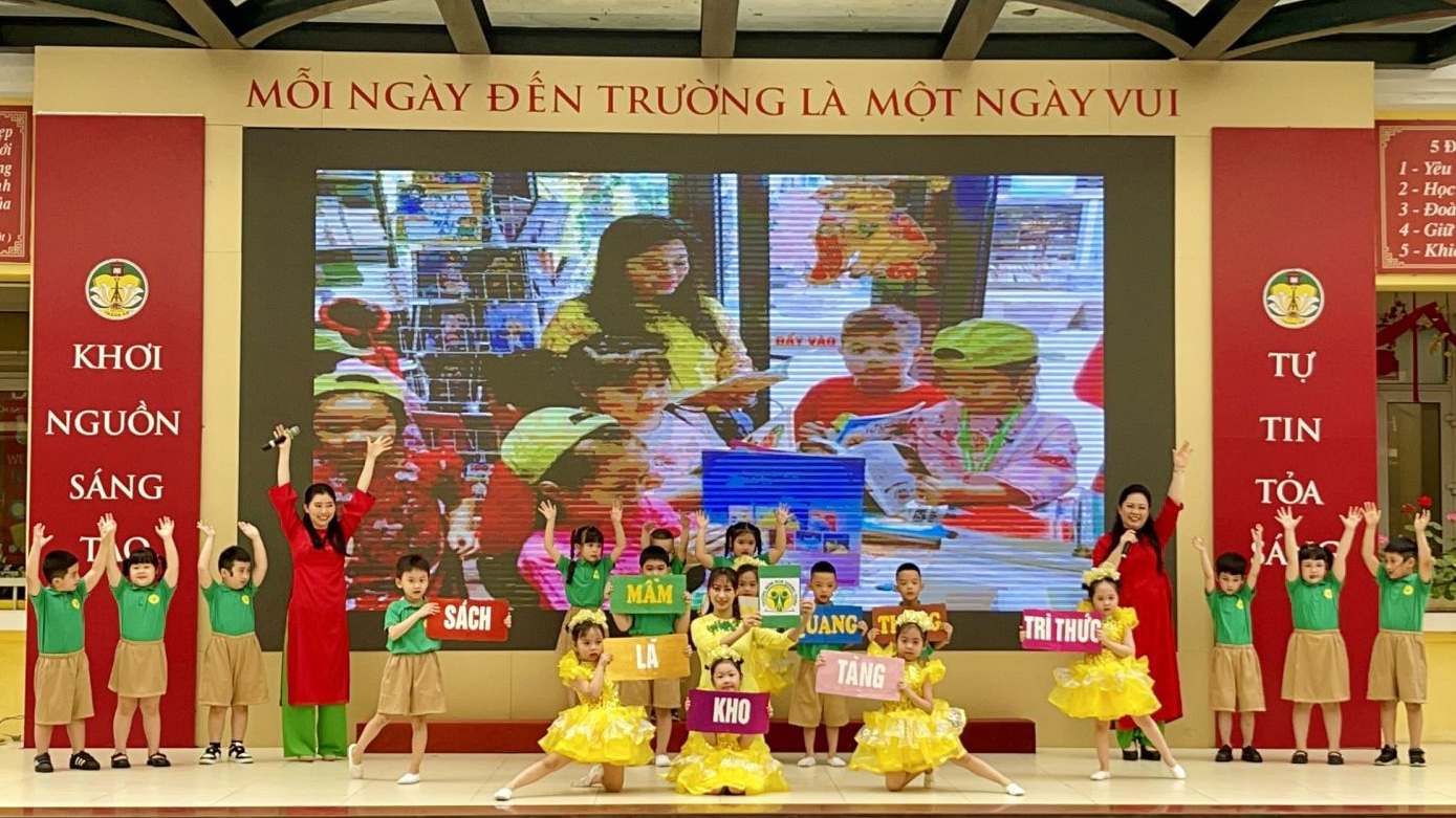 Cô giáo Nguyễn Thị Mỹ Ngọc cùng các cô giáo và các con học sinh trong đội nghệ thuật của nhà trường biểu diễn hát múa